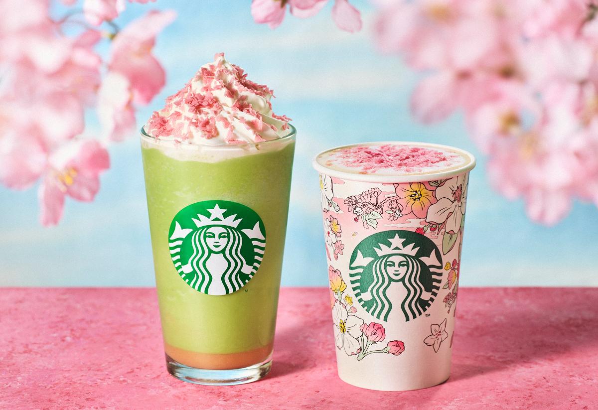 左より「花見抹茶 クリーム フラペチーノ®」 Tallサイズのみ 668円（持ち帰り）680円（店内利用）、「花見 ブロンド ラテ」（ホット／アイス）Short 530円／Tall 570円／Grande 614円／Venti® 658円（持ち帰り）、Short 540円／Tall 580円／Grande 625円／Venti® 671円（店内利用）