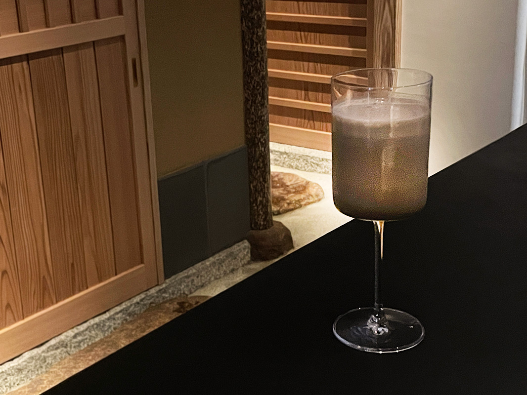 「焙じ茶ラテ」1250円  ※単品の場合