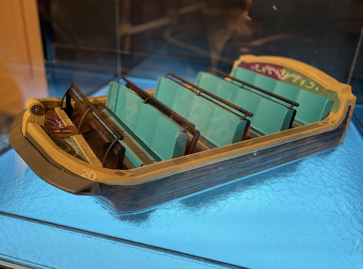 アレンデール王国の紋章が入ったアトラクションのボート