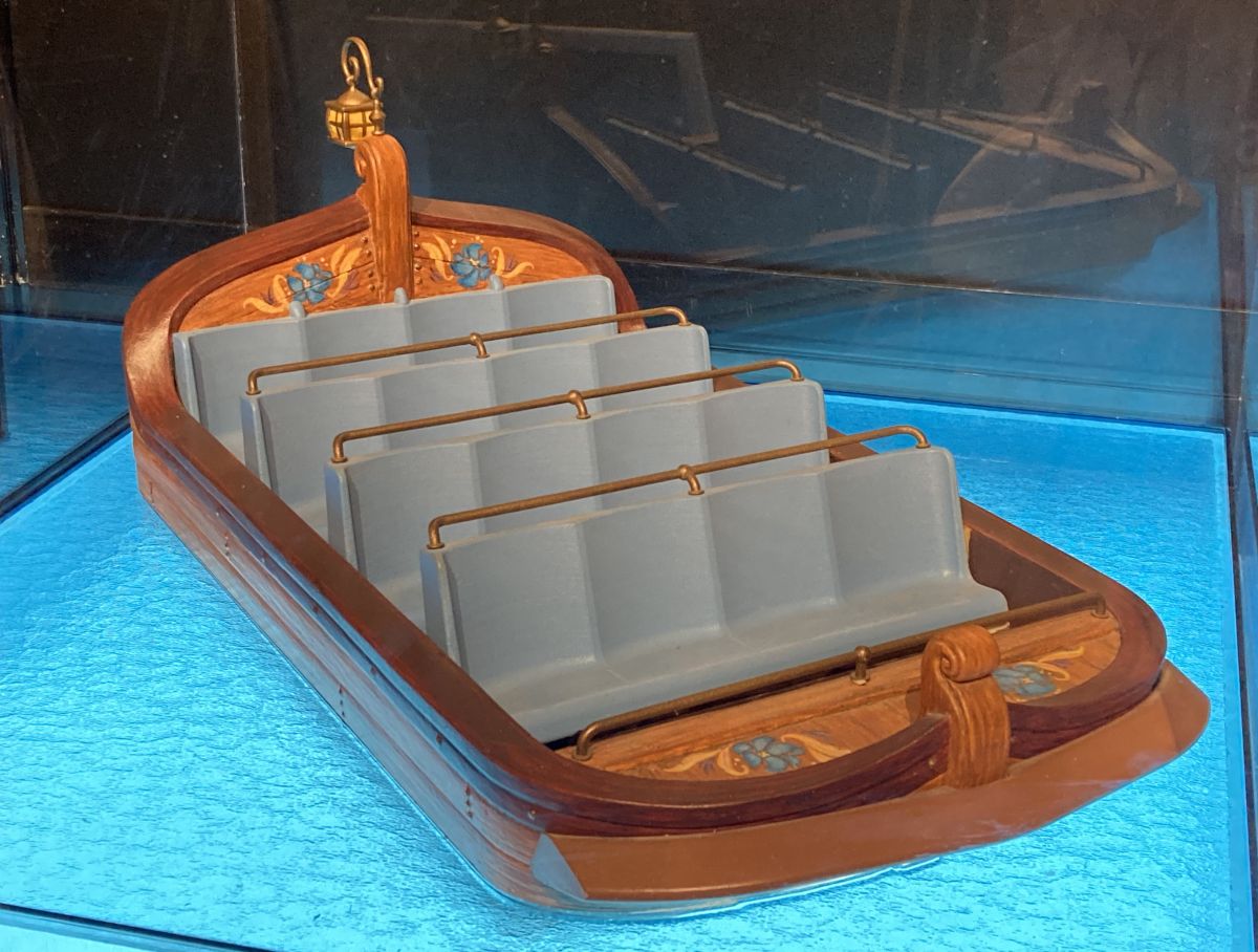 「ラプンツェルのランタンフェスティバル」のボート。後ろにはランタンが付いていて乗っているゲストもフェスティバルの参加者に