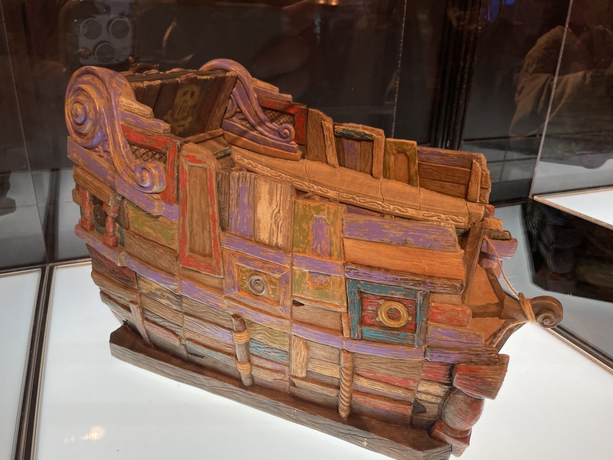 「ピーターパンのネバーランドアドベンチャー」のライド。ロストキッズが廃材を集めて作ったボートです