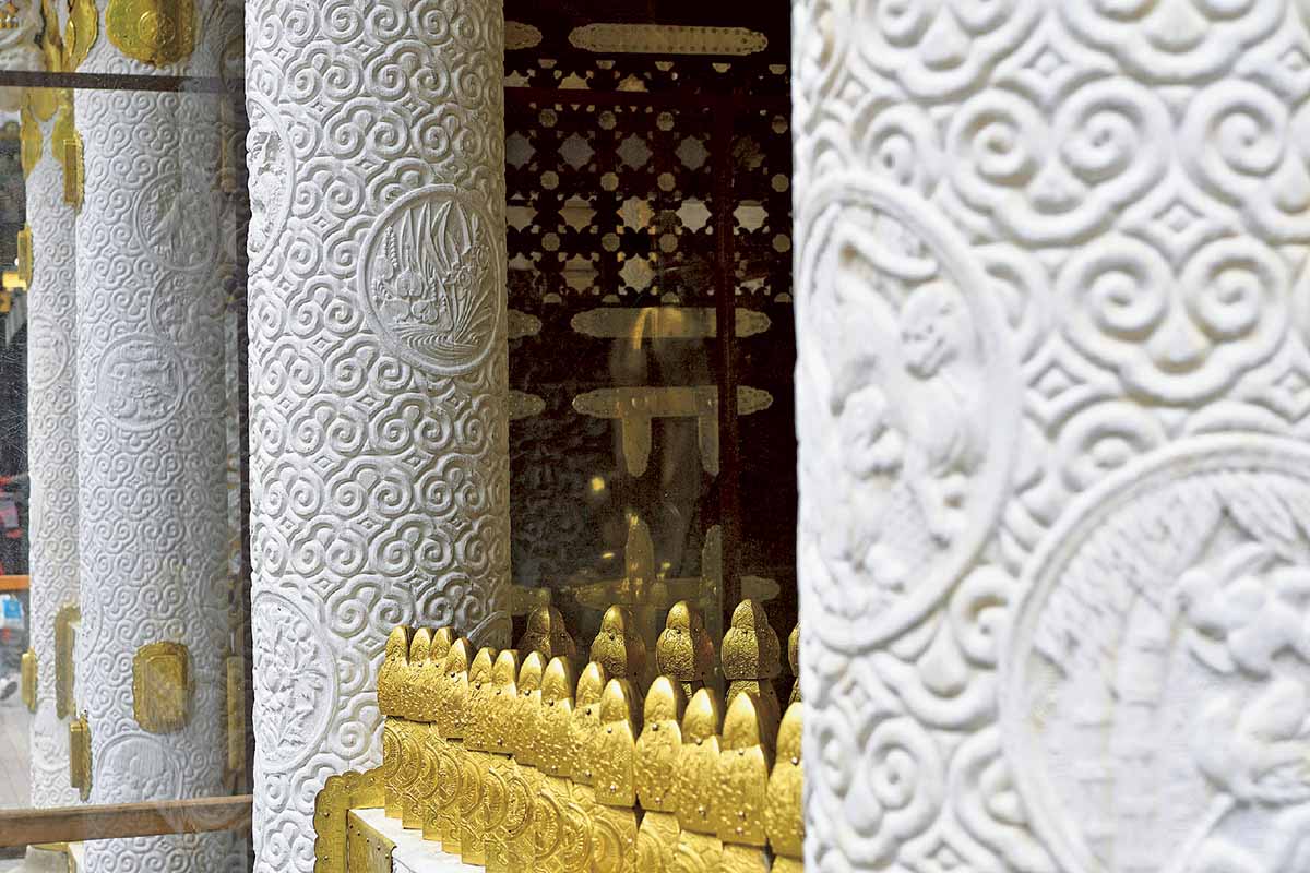 写真手前から2本目の柱だけ、渦模様が下向き