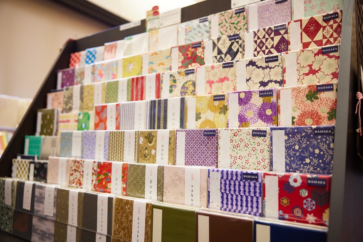 上から2段目、右の3つが「色硝子」の千代紙を表紙にあしらっている