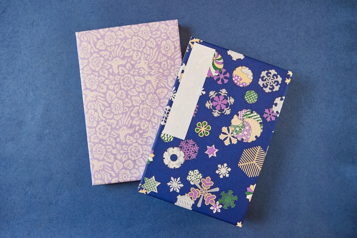 「朱印帳　尾長鳥に牡丹」（左）、「朱印帳　六花　青」（右）各2310円