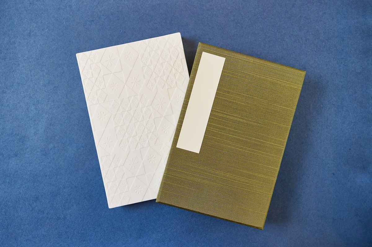 「朱印帳　浮彫和紙　かさね」2970円（左）、「朱印帳　布表紙」2310円（右）