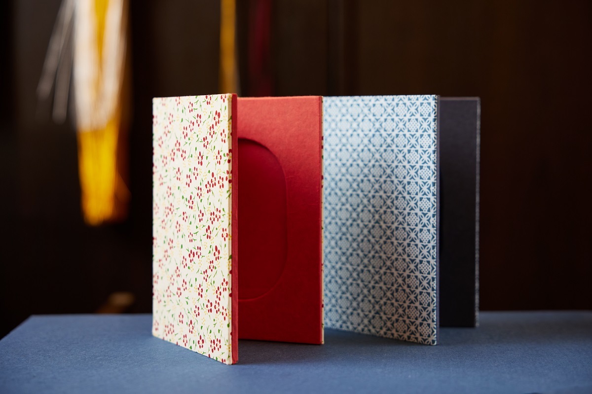 「榛原千代紙フォトフレーム　風待草　きなり」（左）、「榛原千代紙フォトフレーム　七宝　空色」（右）各2970円