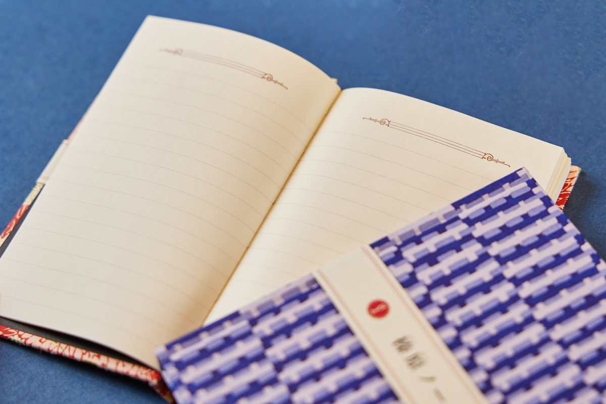 「榛原ノート　丸紋花づくし」（左）、「榛原ノート　組木」（右）各1540円