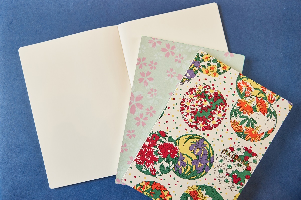 「榛原コデックス装ノート　朝桜　水色」（中）、「榛原コデックス装ノート　丸紋花づくし」（右）各2970円