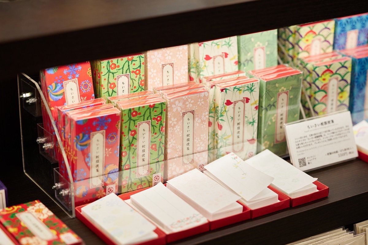 60枚綴の便箋とぽち袋が5枚入った「ちいさい蛇腹便箋」各550円