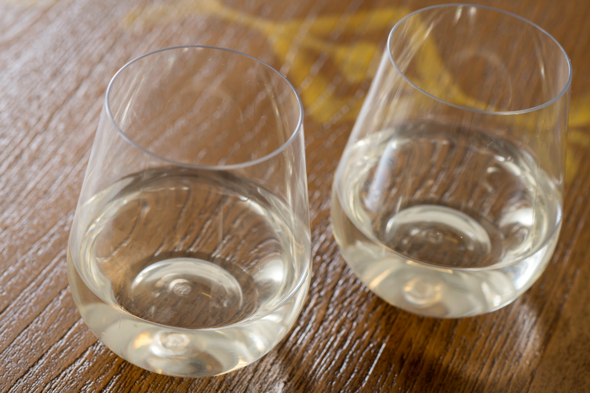 「フルーツワイン」1杯700円（写真は白）