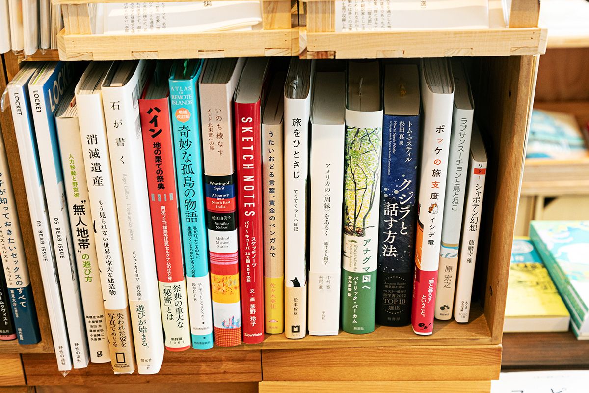 「旅を連想させる」本が並ぶコーナー。手に取る人の興味をくすぐるようなレイアウトになっている