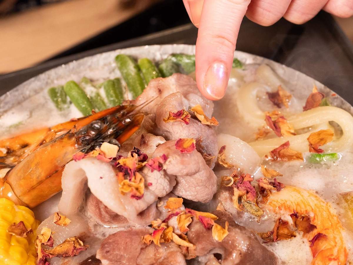 見てみて～！ここに“バラの花びら”が♪