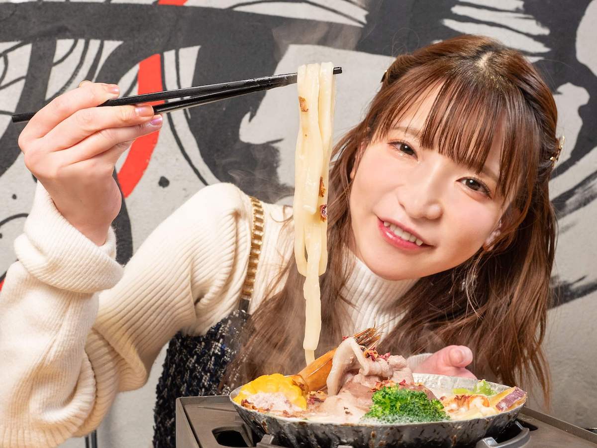 具材には豚肩ロース、有頭エビをはじめ、白身魚やブロッコリー、サツマイモ、キノコ、木綿豆腐、さらにはうどんまでもが入ったボリューム満点のひと品です。