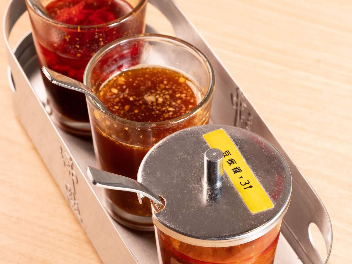 写真上から「自家製調味料」ラー油、ガーリックソース、豆板醤