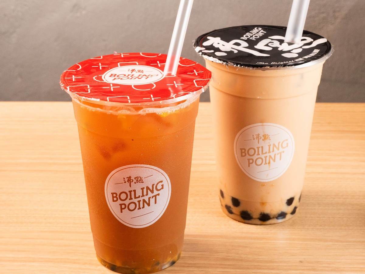 写真左から「パッションフルーツ緑茶」Mサイズ605円、「黒糖タピオカミルク」638円