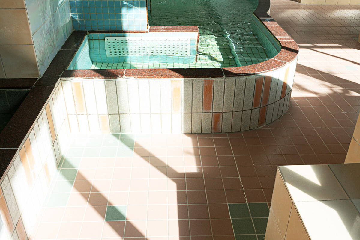 縁側を臨む窓近くの浴槽には、自然光がたくさんふりそそぐ