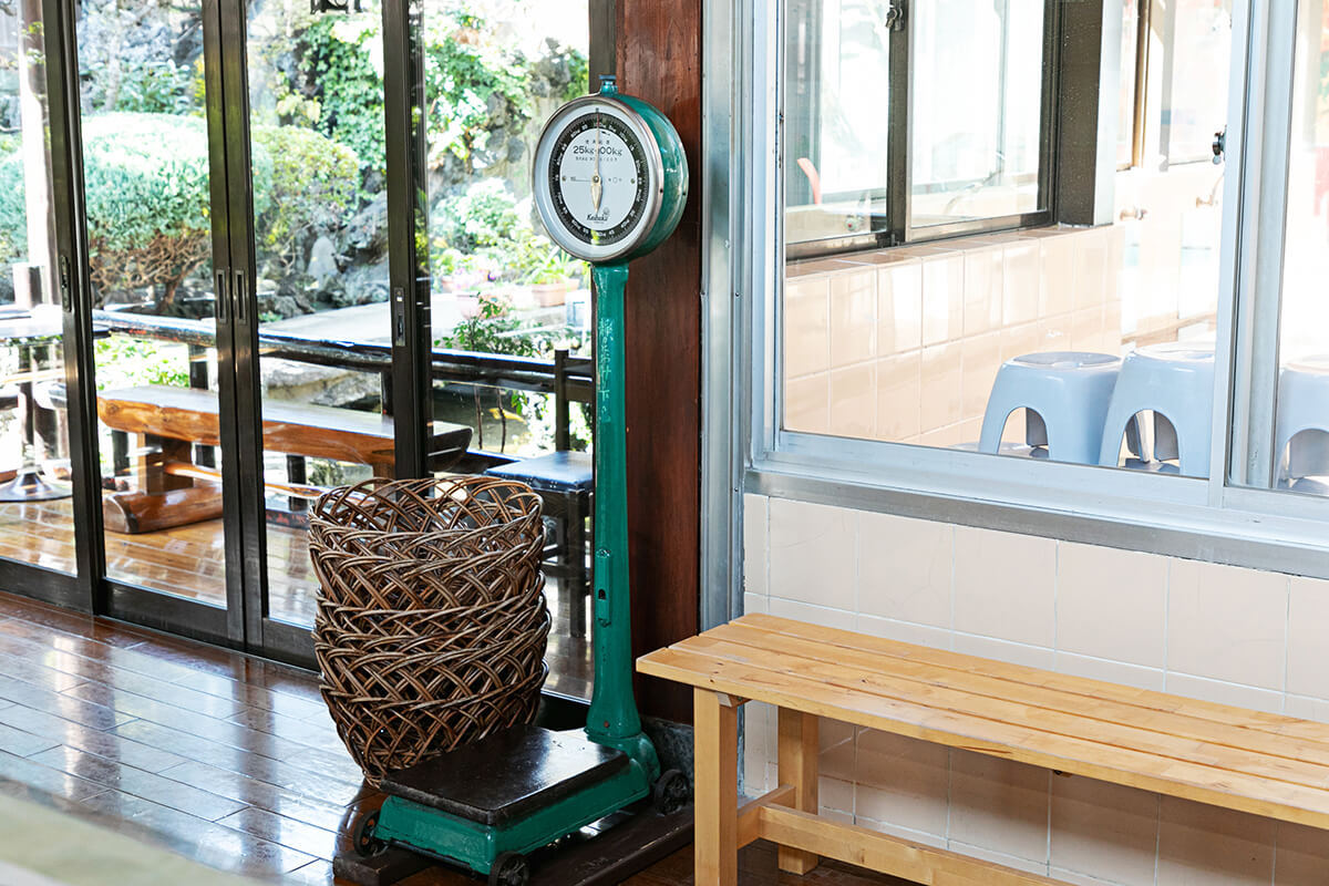 隣接している男湯と縁側。レトロな体重計の脇に置かれているカゴはロッカーがない時代の名残り