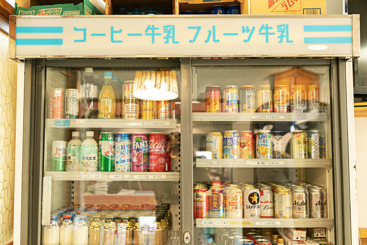 休憩室にはさまざまなドリンクが取り揃えられている