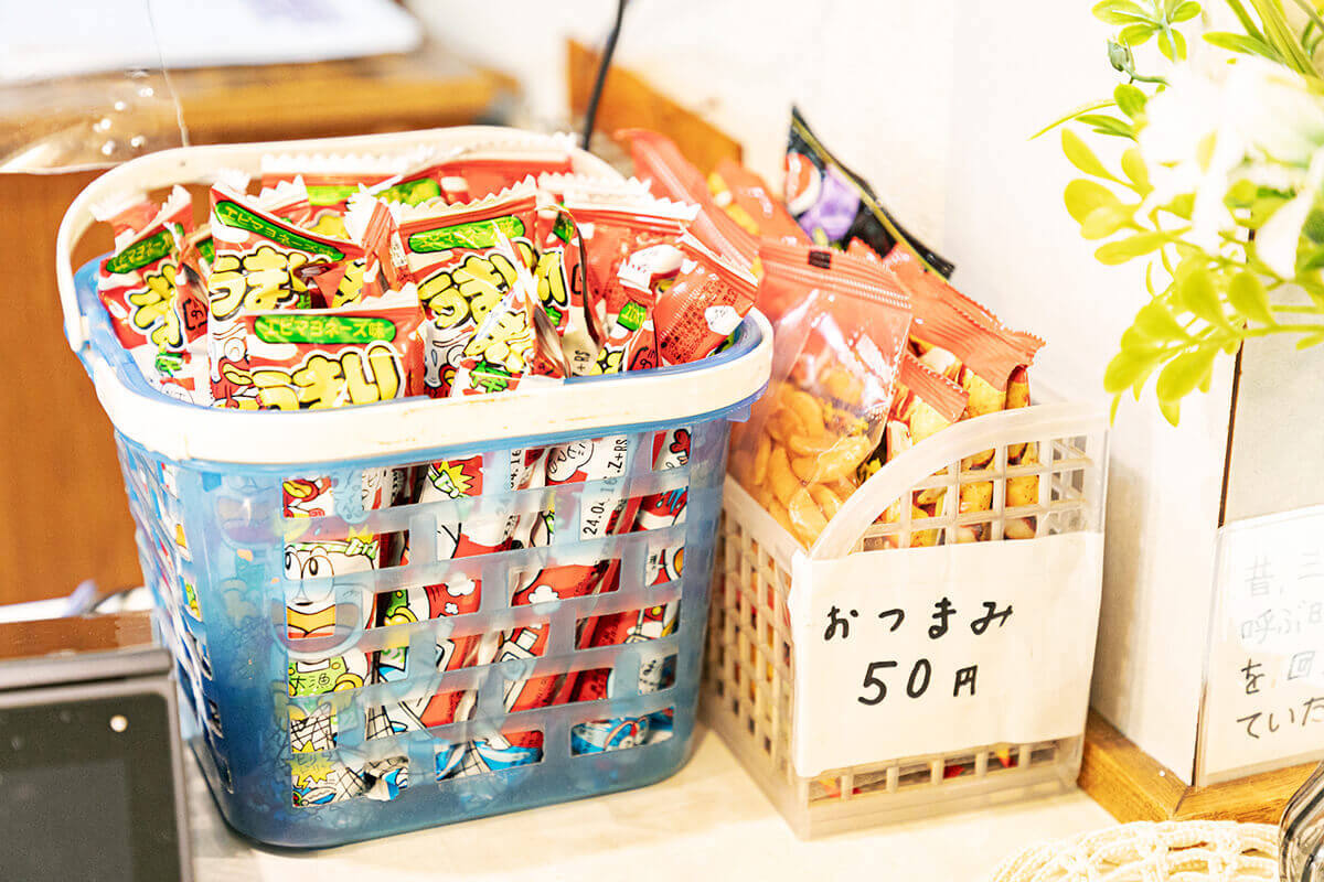 番台には駄菓子も。ビールと柿の種の組み合わせもいいなあ…