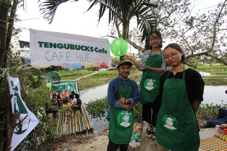 東方悠平 《TENGUBUCKS Cafe in Hue - Coffee Float》 2019 年