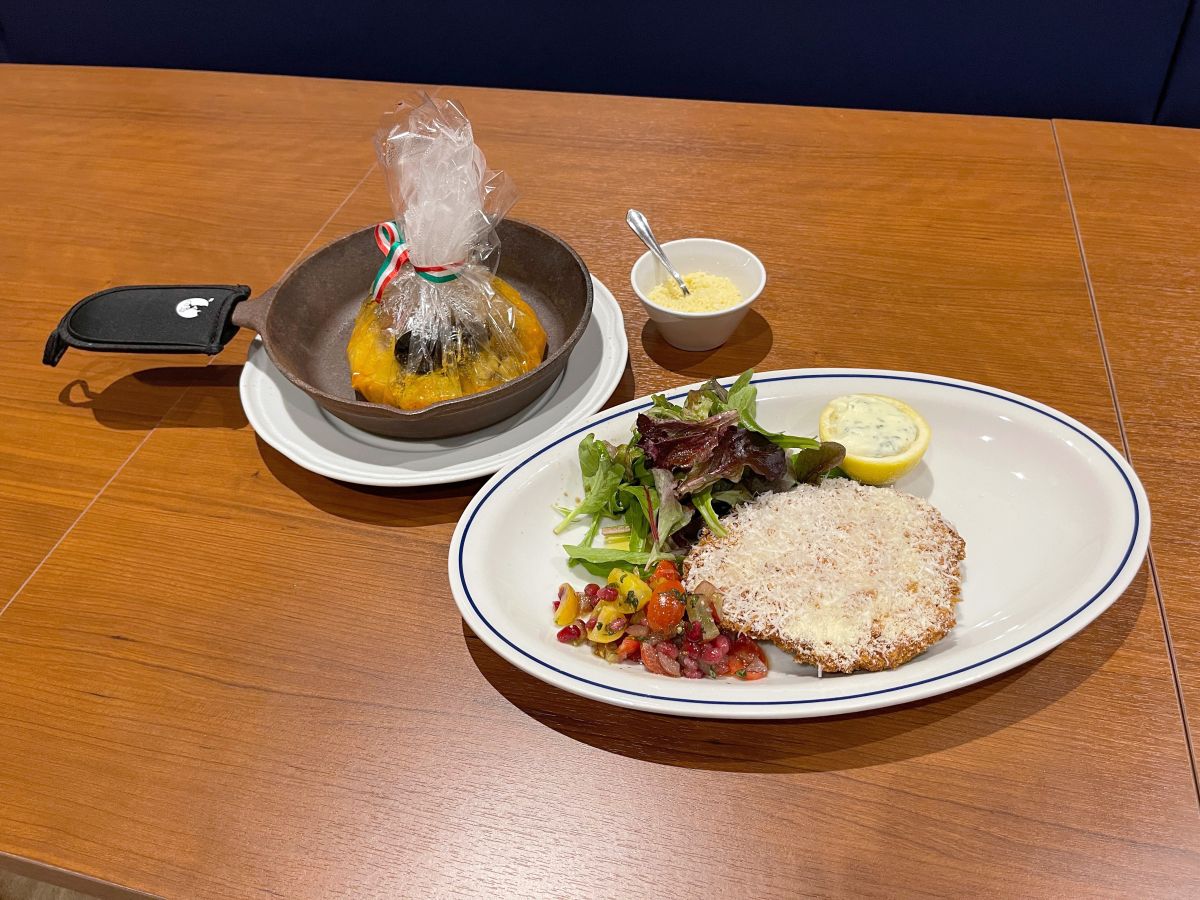 （左から）「白身魚と魚介のカルトッチョ」「豚ヒレ肉のカツレツ二種のソース添え」各2800円