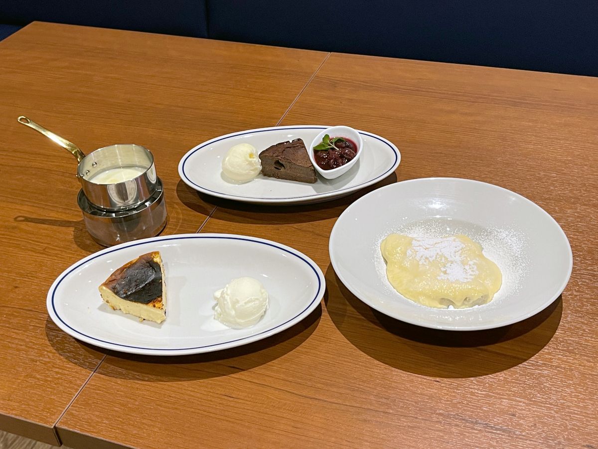 （左から時計回りに）「バスクチーズケーキ メルティングソース添え」「チョコレートケーキ バルサミコチェリーソース添え」「ビアンコティラミス」各1500円