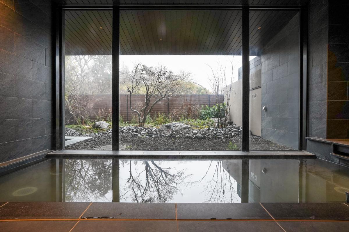 大浴場と露天風呂は大涌谷温泉掛け流しのにごり湯。美肌効果が高いといわれる酸性-カルシウム-硫酸塩・塩化物温泉が楽しめます