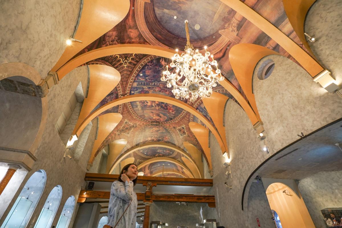 ヴェネツィアにある「ドゥカーレ宮殿」の天井画を再現した「ヴェネチアン・グラス美術館」。見上げると、美しく圧巻