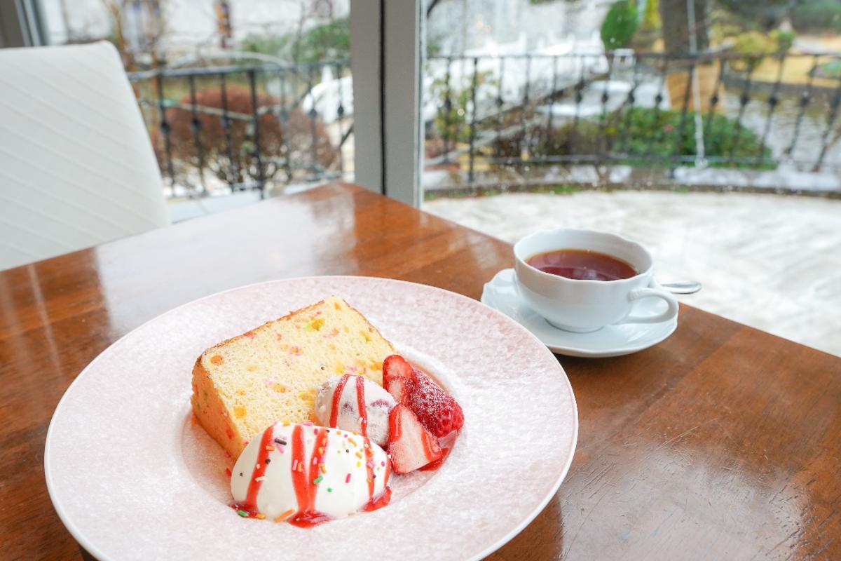 「苺のシフォンケーキ」1540円（コーヒーまたは紅茶付き1840円）