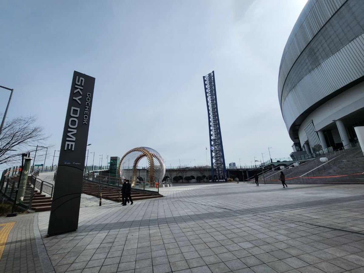 銀色のドームが目立ちます。