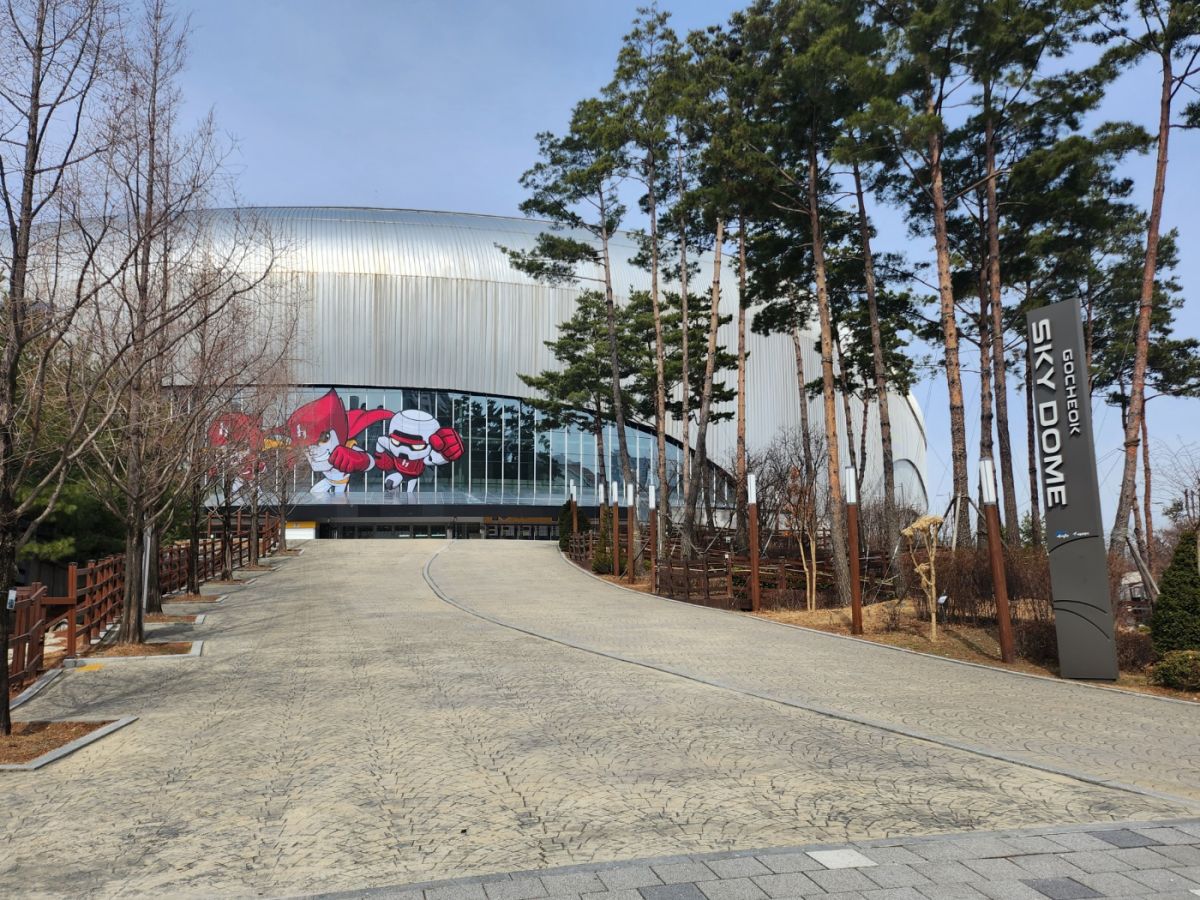 ドーム周辺には、キウムヒーローズのキャラクターも多い！