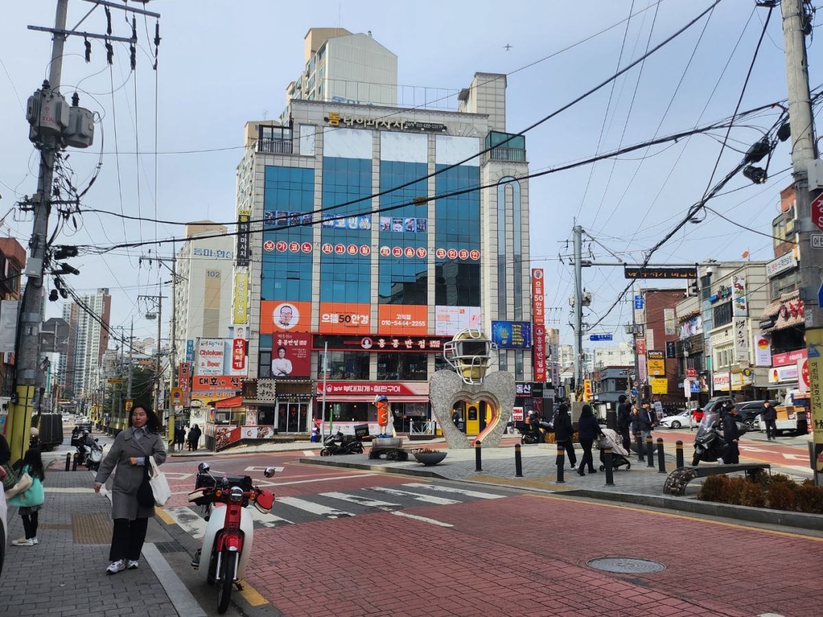 ドーム正面から道路を渡ったエリアが繁華街になっています。