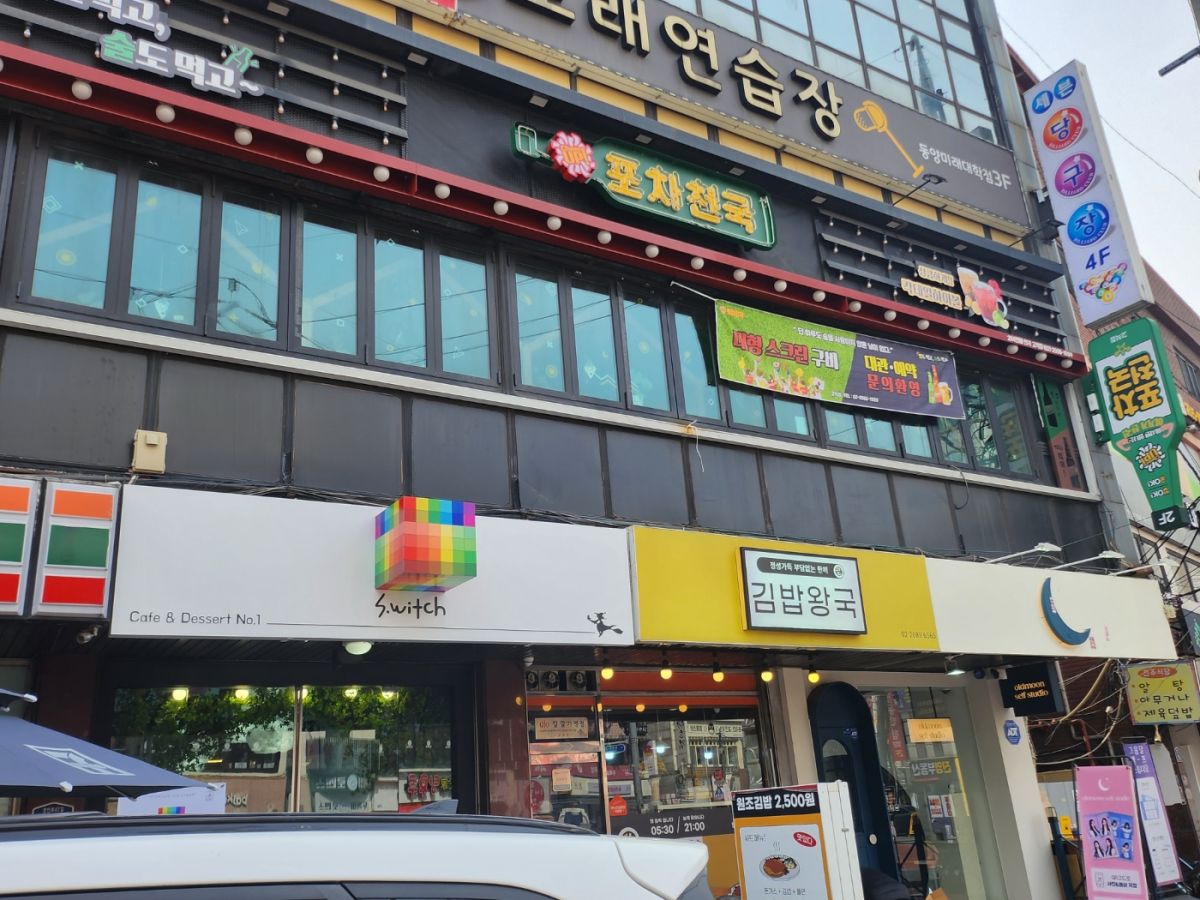 この２階のお店です！