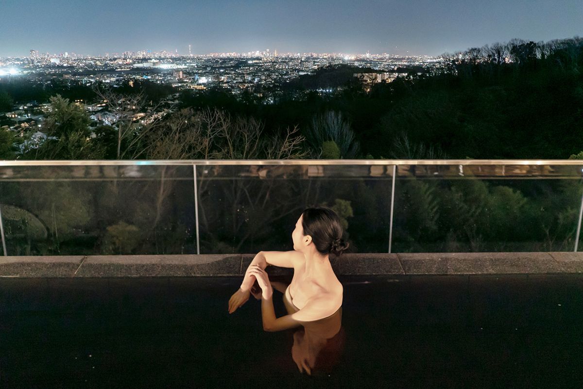 日が暮れると遠くに都会の夜景が見えて、また違った雰囲気に