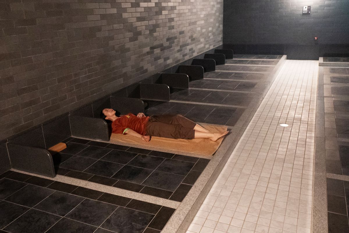 ミストによる岩盤浴「花霞の間」