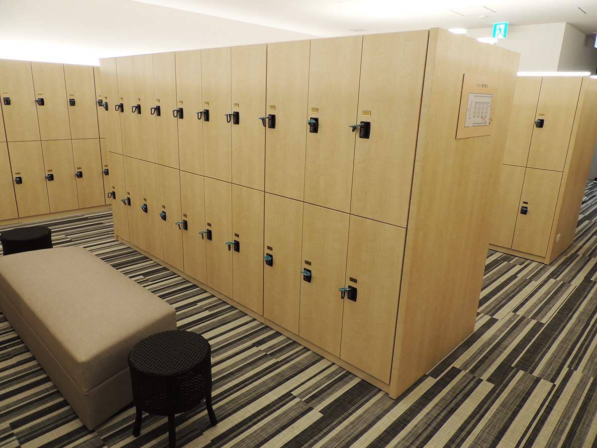 男性風呂の脱衣所。女性風呂もほぼ同じスタイル