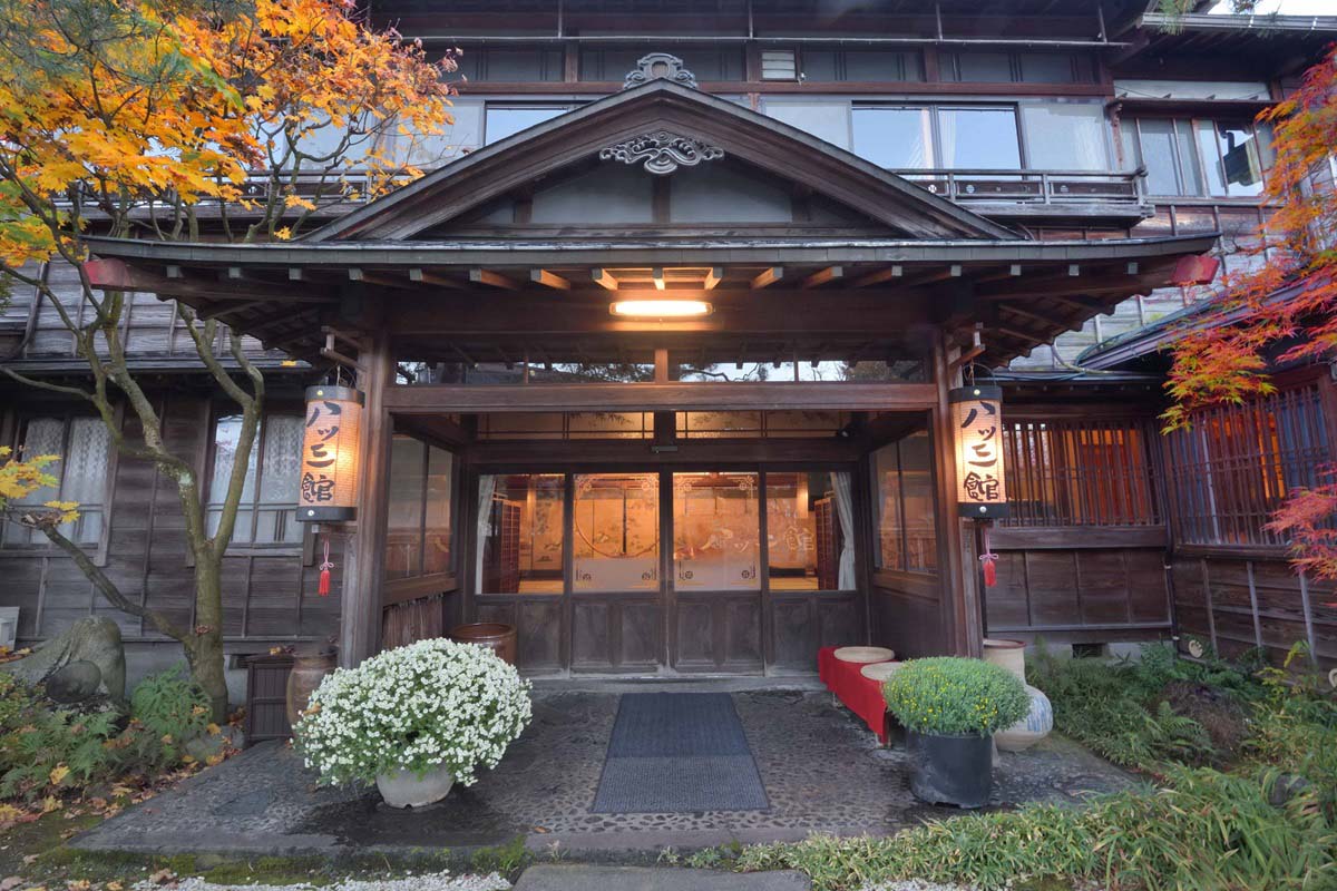 「招月楼」にある玄関。扉を開けると、季節のしつらいが出迎えてくれる