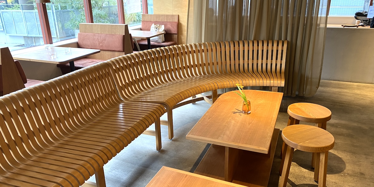 下北沢「grass」のスイーツ片手に居心地のよいラウンジで豊かなひとときを