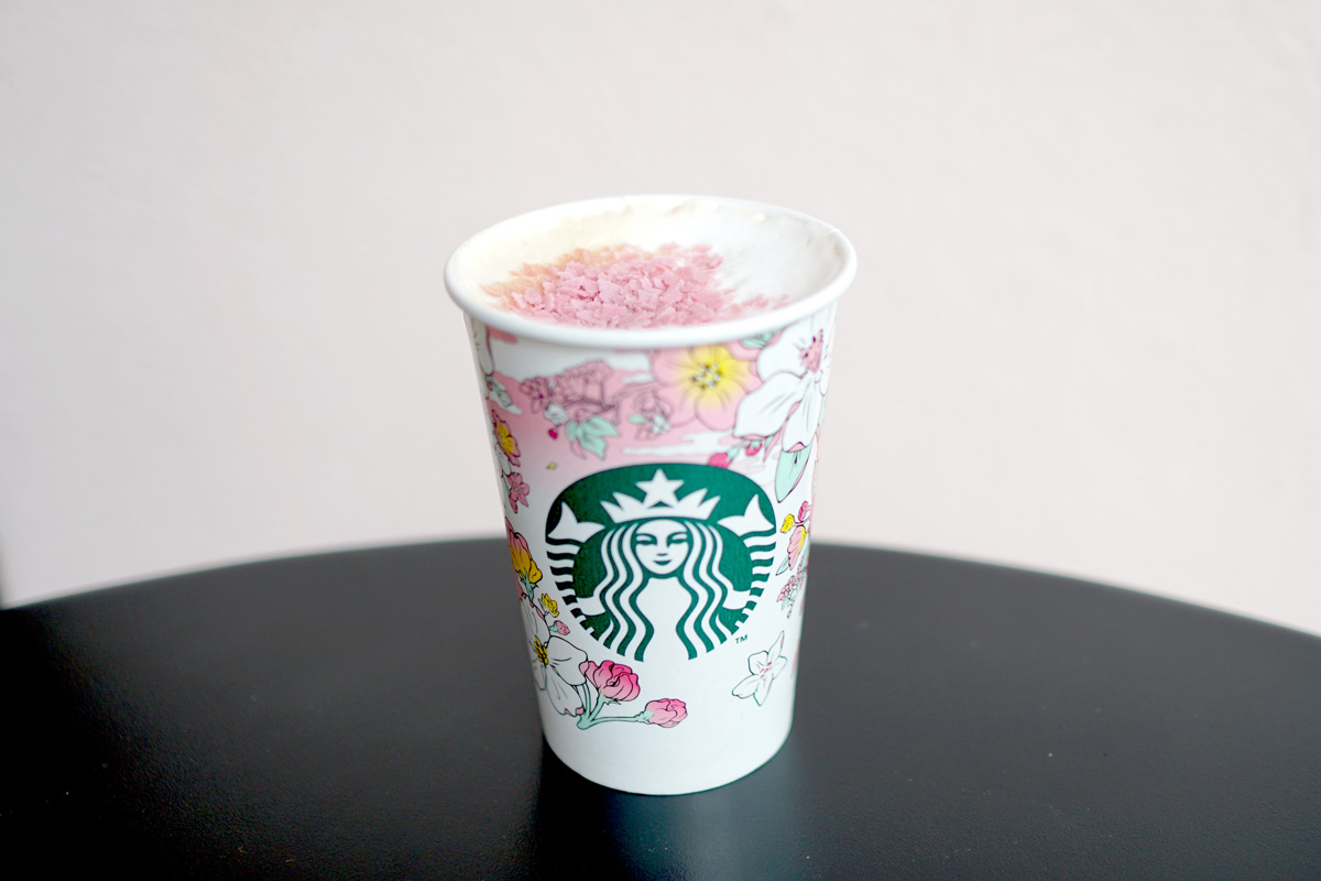 「花見 ブロンド ラテ」（ホット／アイス）Short 530円／Tall 570円／Grande 614円／Venti® 658円（持ち帰り）、Short 540円／Tall 580円／Grande 625円／Venti® 671円（店内利用）