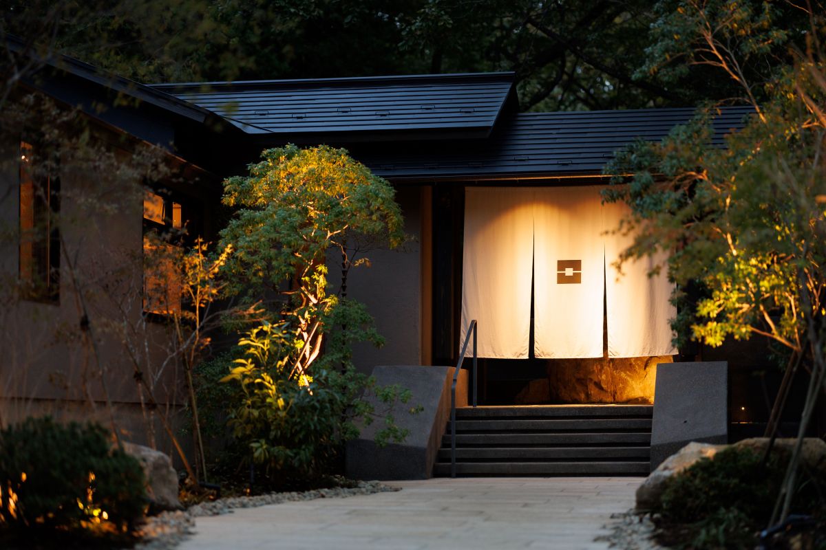 木立の中にたたずむ「那須別邸 回」の玄関木立の中にたたずむ「那須別邸 回」の玄関