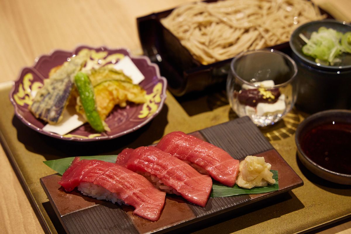 銀座おのでら監修 鮪御膳 3700円。マグロのほか、そば、天ぷら、デザートなど
