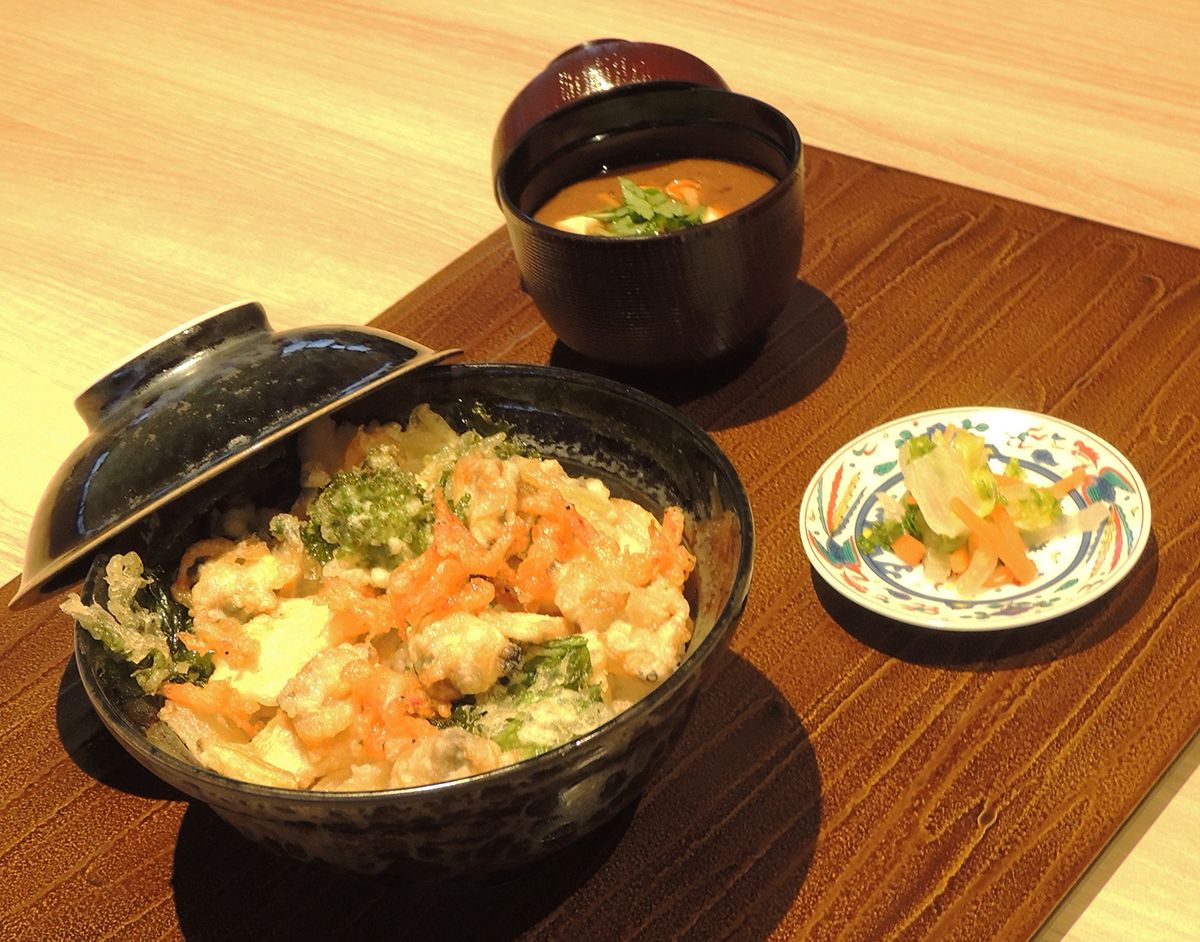 銀座おのでら監修 季節のかき揚げ丼（春） 1380円。これは春限定、夏・秋・冬と季節で内容は変わります