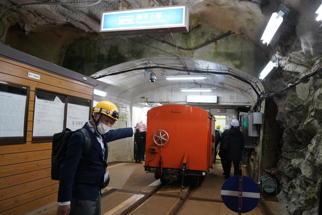 奥にある竪坑エレベーターで、手前の赤い貨車ごと運ぶことができます