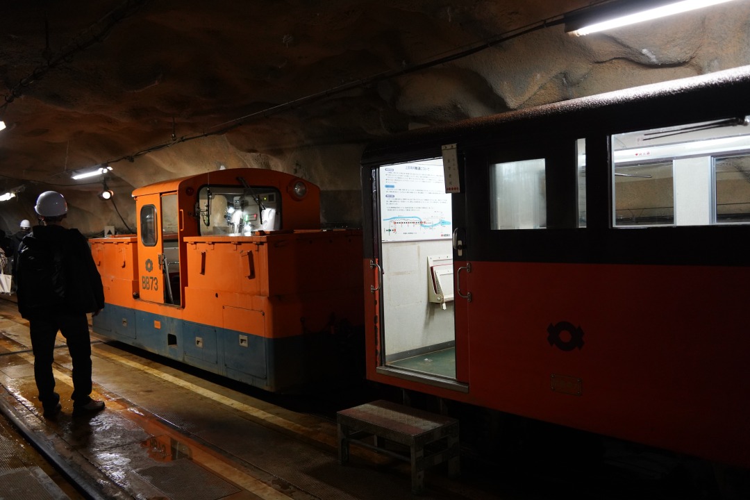 トンネル内の高さがないため蓄電池機関車の内部も低く、立つと頭がぶつかるほど