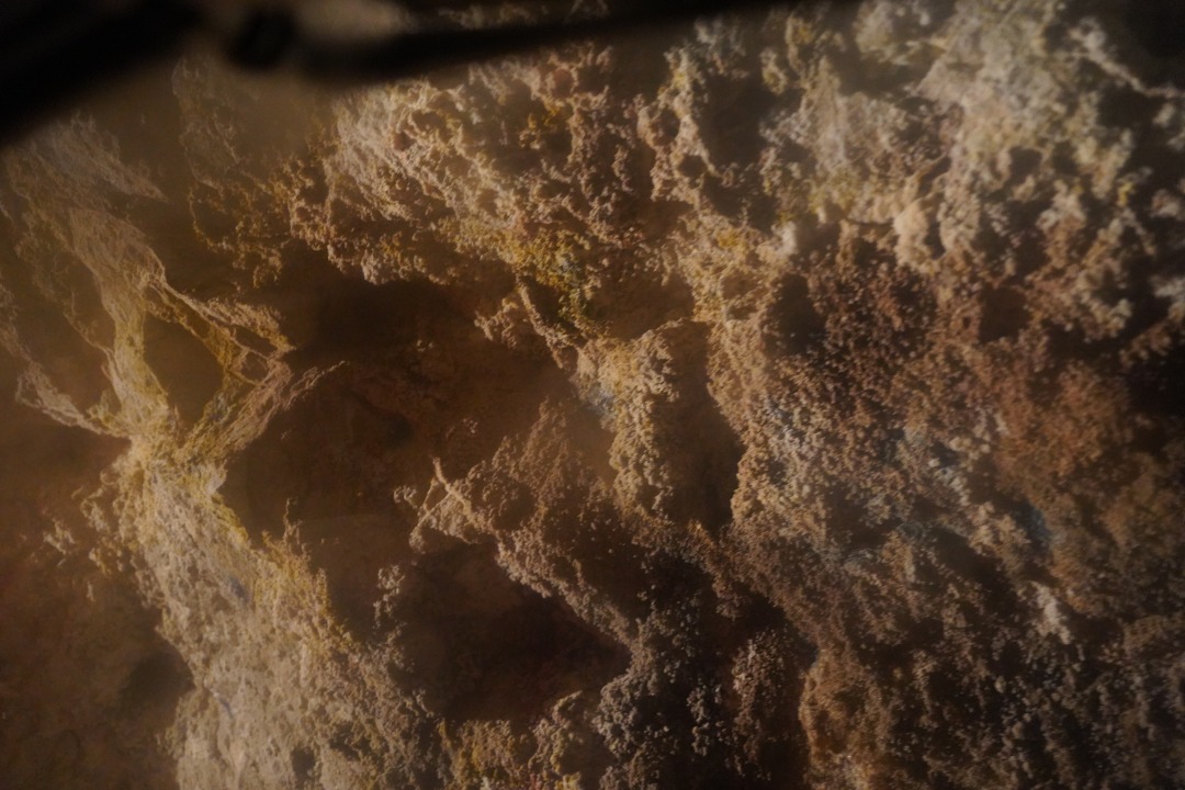 高熱隧道の岩肌は、硫黄が塊になってくっつき黄色味を帯びています