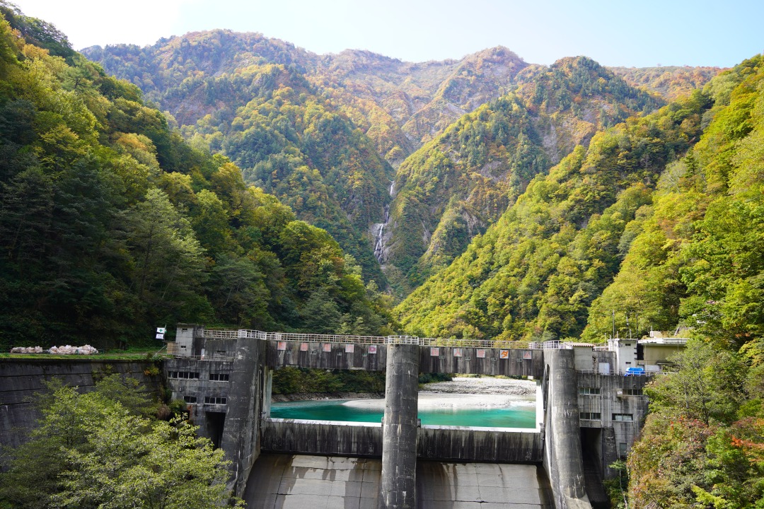 黒部川第三発電所に送水するため、戦前に建設された仙人ダム