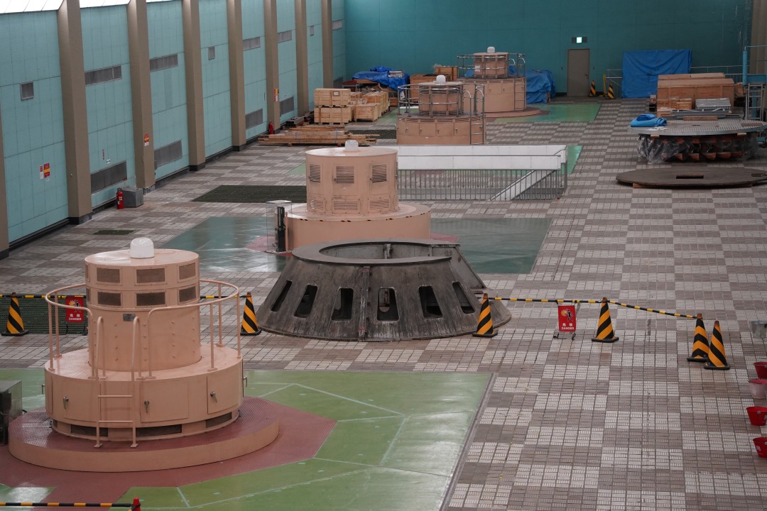 岩盤をくりぬいて建設された巨大な発電機室も見学ができます