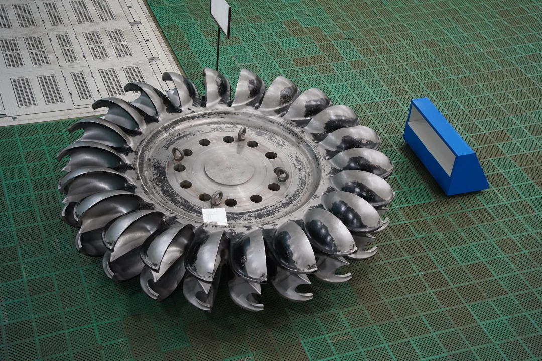 重量が12tもあるステンレス製のペルトン水車