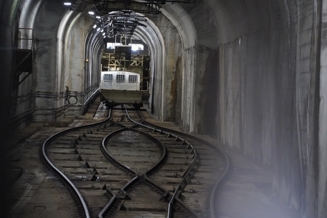 インクラインは2つの台車を頑丈なロープでつないだつるべ方式。真ん中で2台がすれ違うのが見どころです