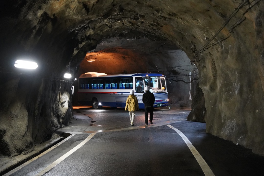 最後の乗り物、黒部トンネル内バスに乗車します（写真は途中で停車するタル沢横抗）
